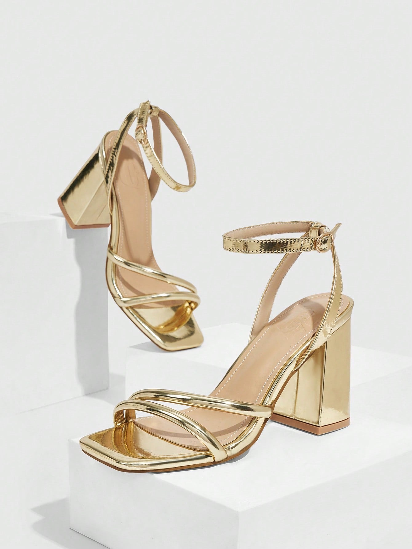 Tacones dorados talla 7